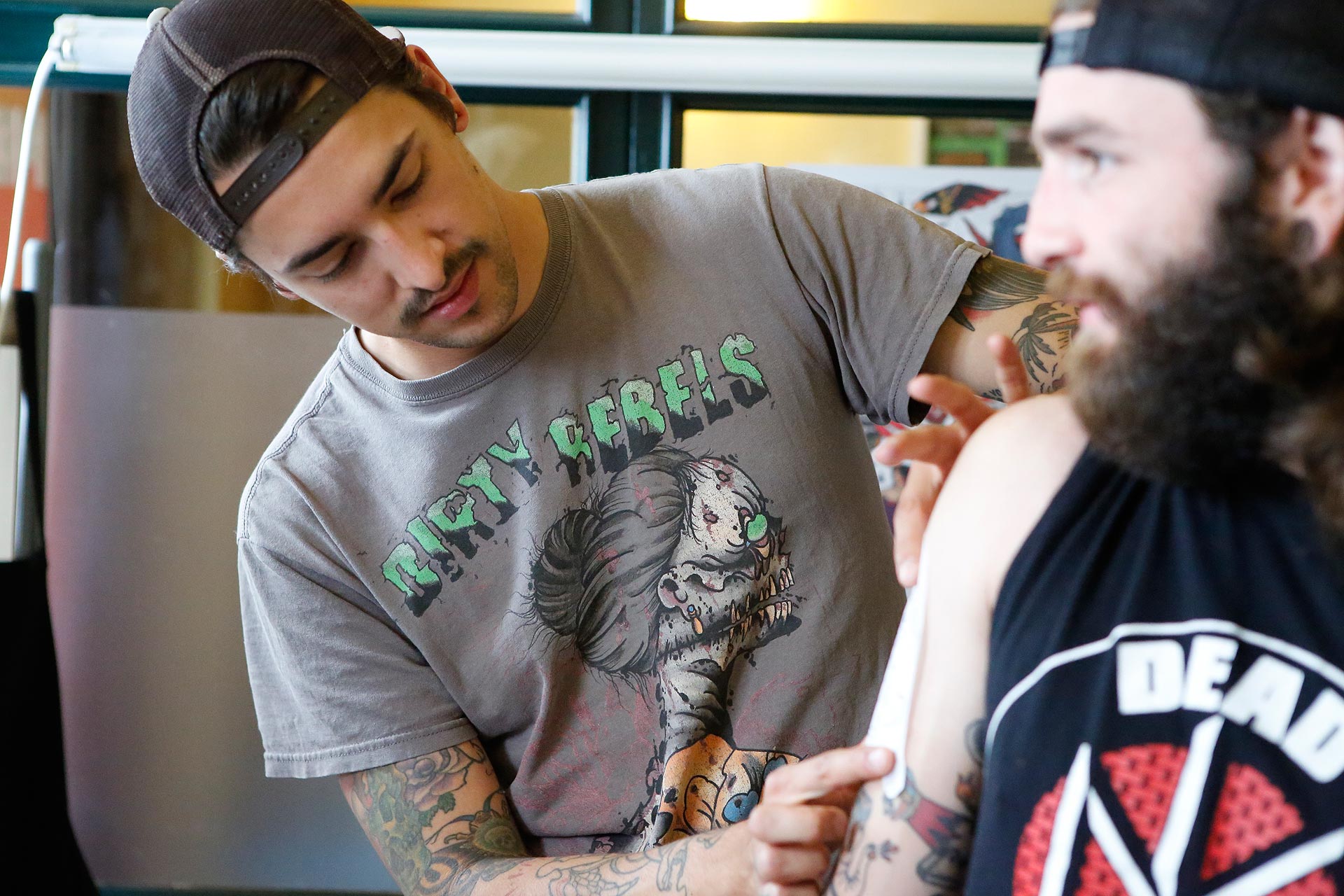 Zufrieden? Tätowierer Philip Rost bespricht mit Benjamin Kopf die Platzierung des Tattoos.